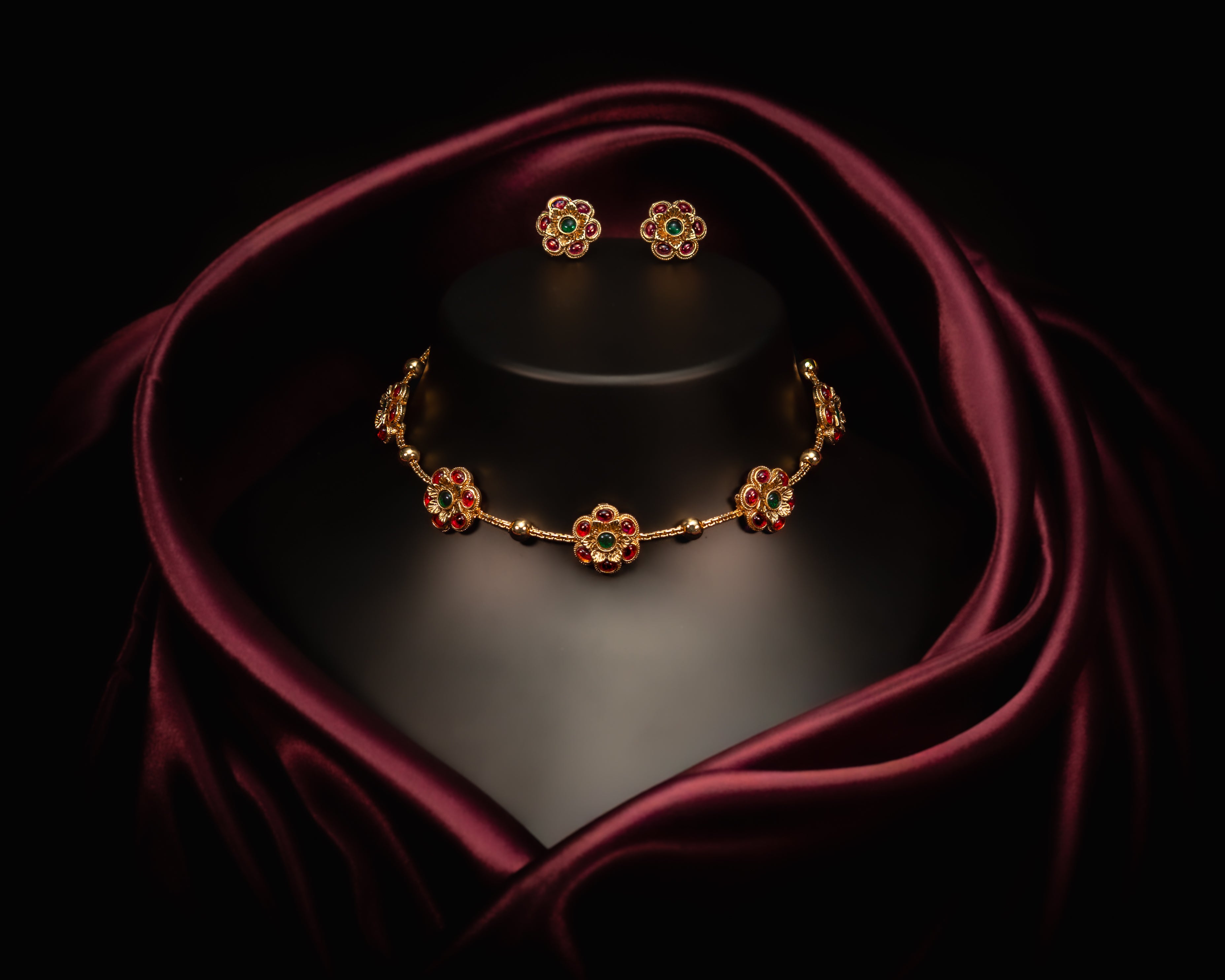 Floral Ruby–Emerald Choker Necklace Set