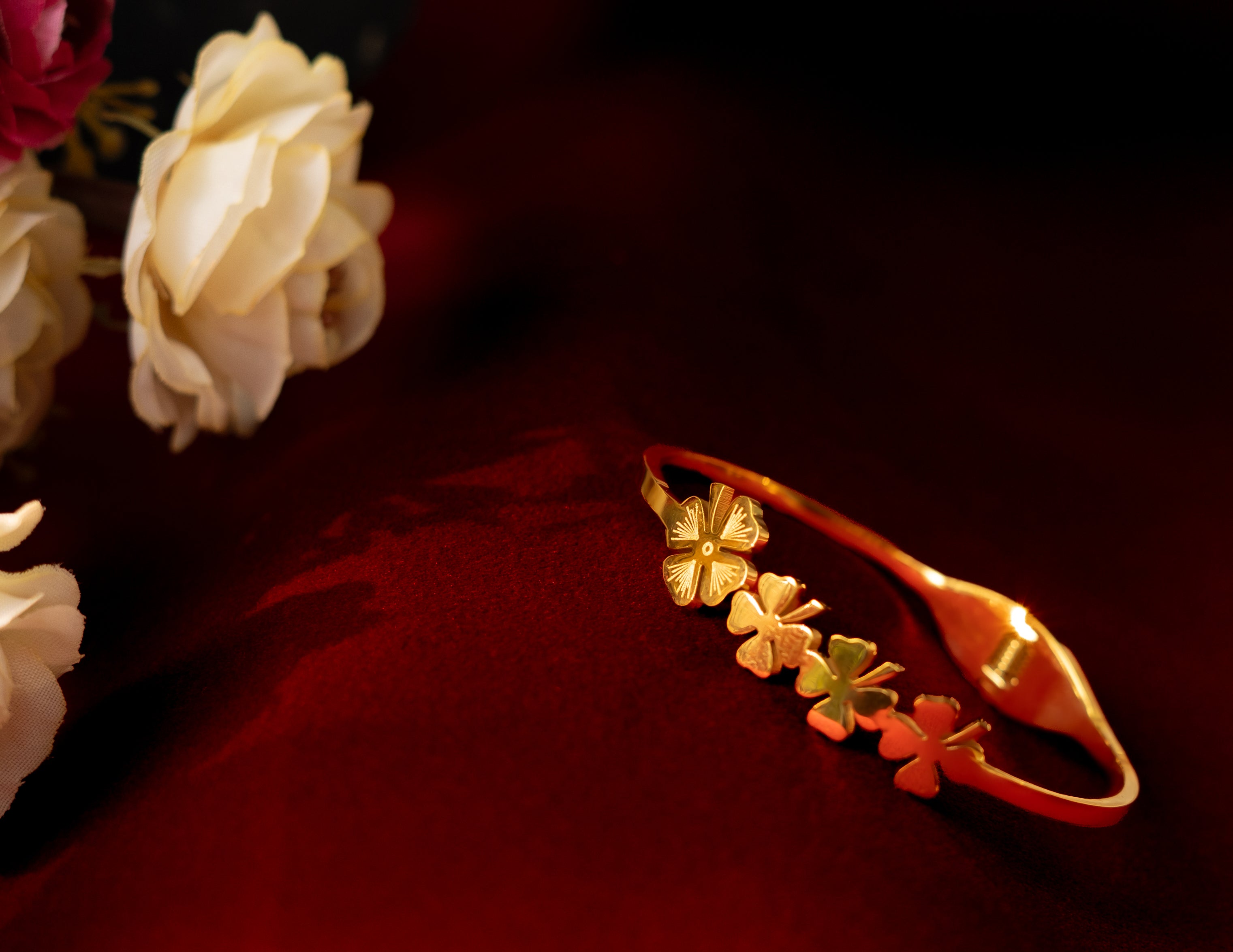 Gold Floral Charm Bracelet – Clover Design