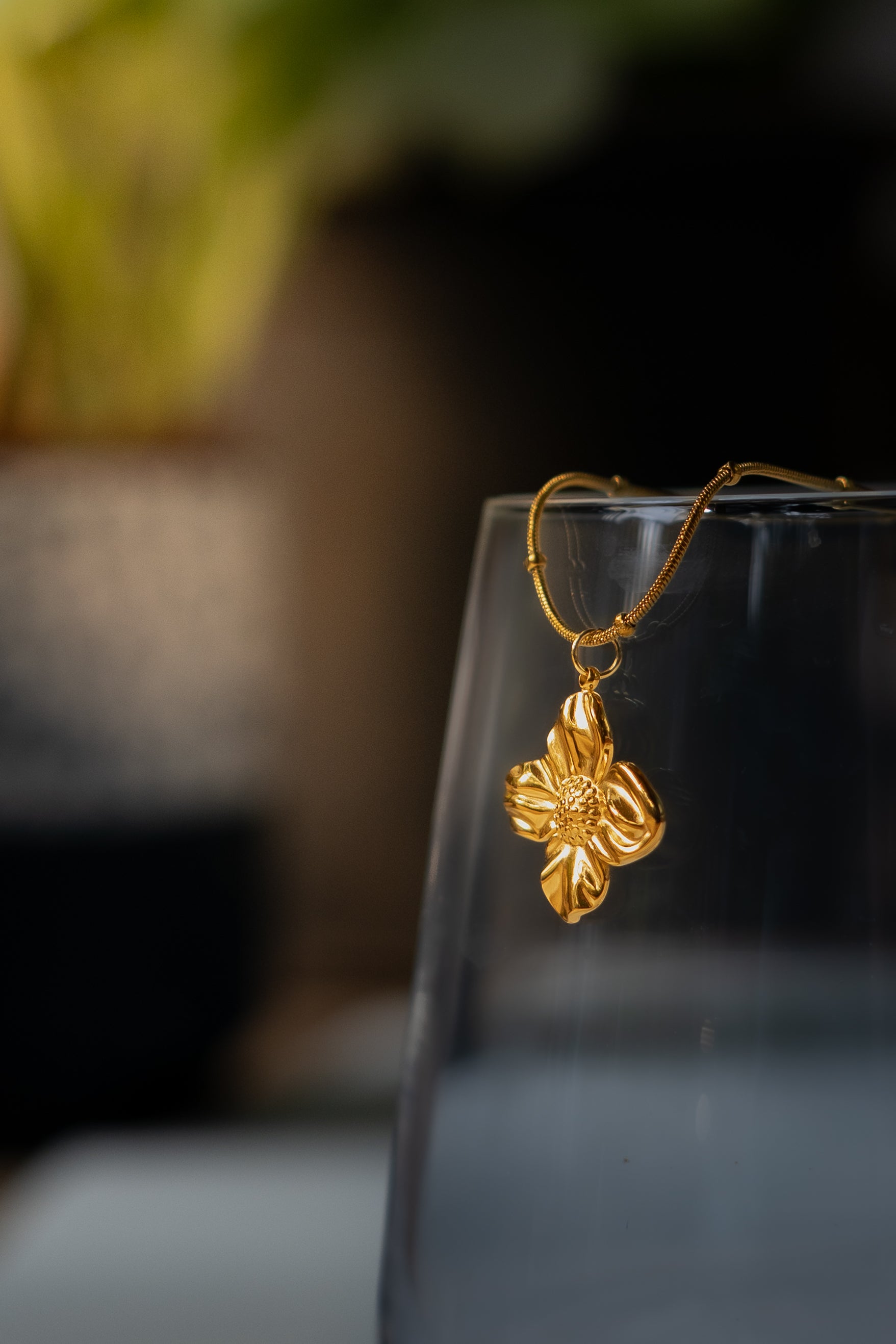 Minimalist Gold Flower Pendant Necklace
