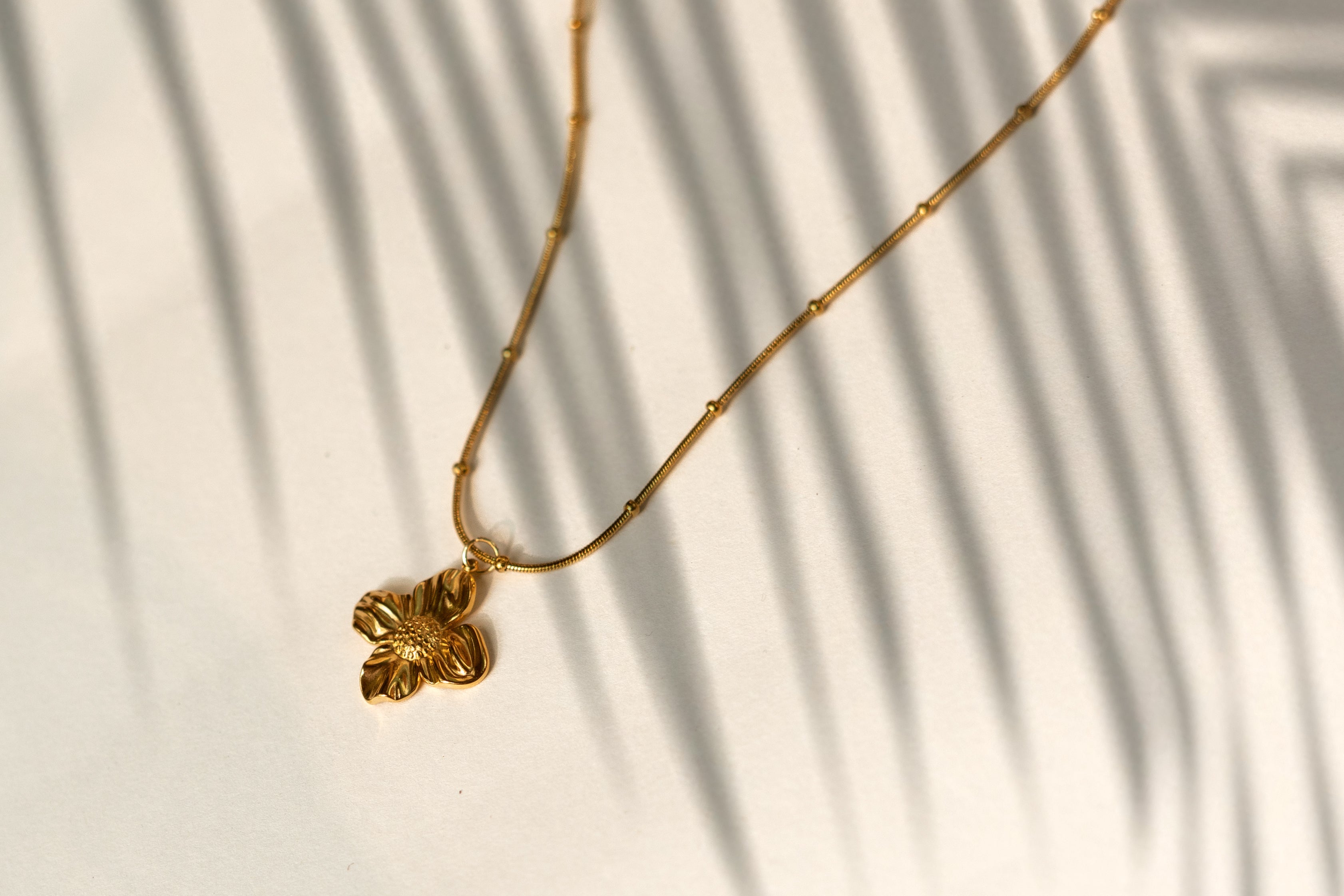 Minimalist Gold Flower Pendant Necklace