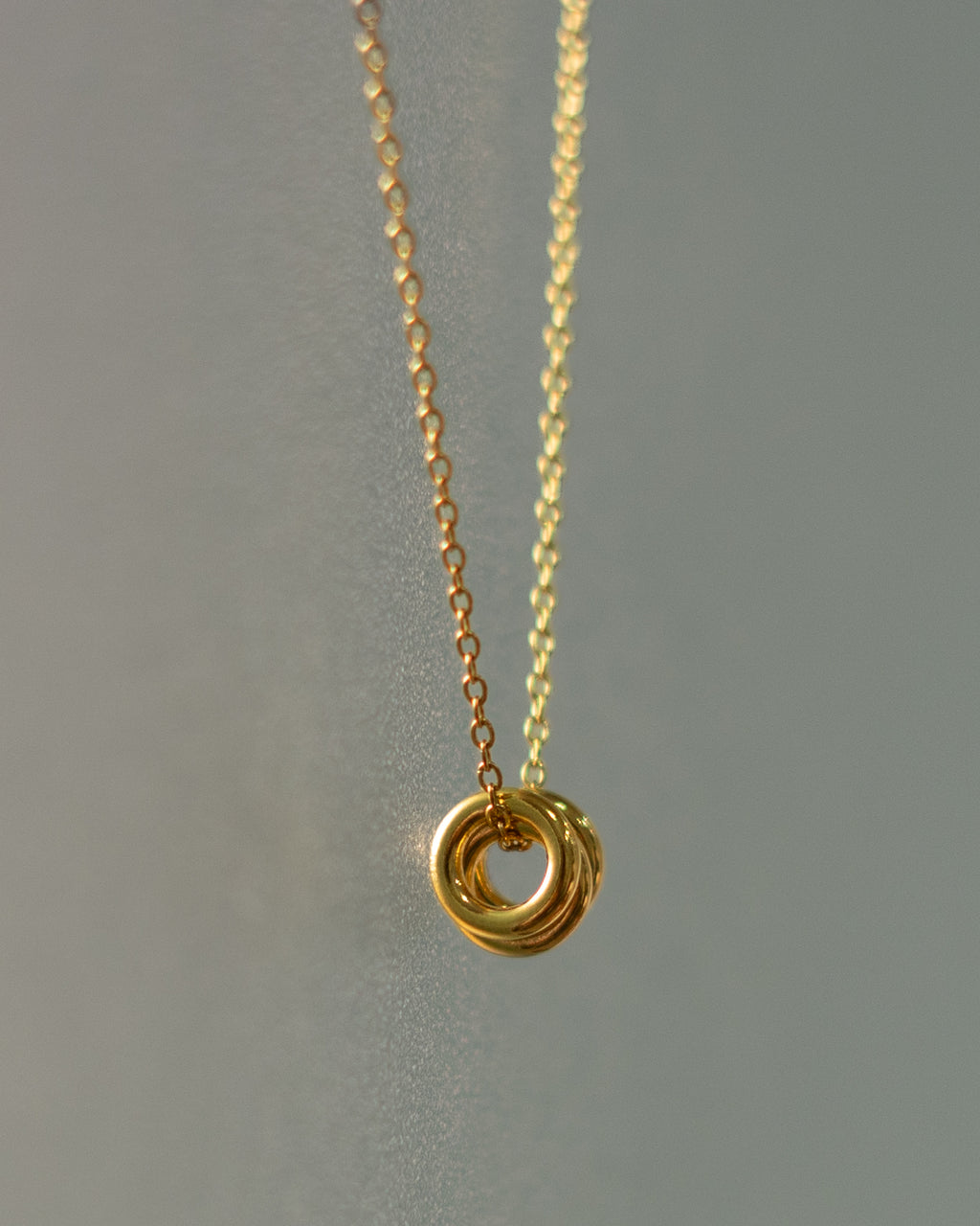 Minimalist Gold Interlocking Circle Pendant Necklace