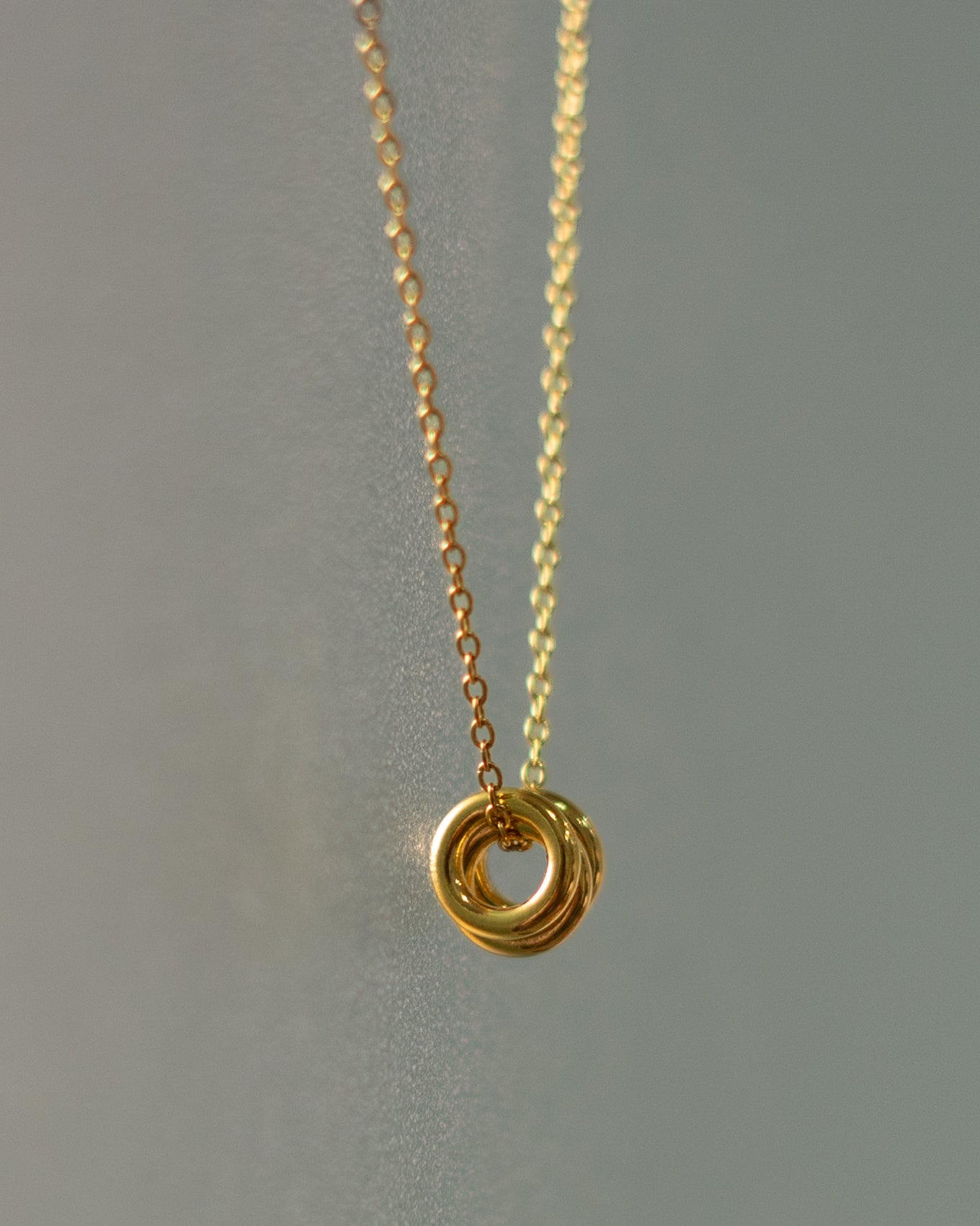 Minimalist Gold Interlocking Circle Pendant Necklace
