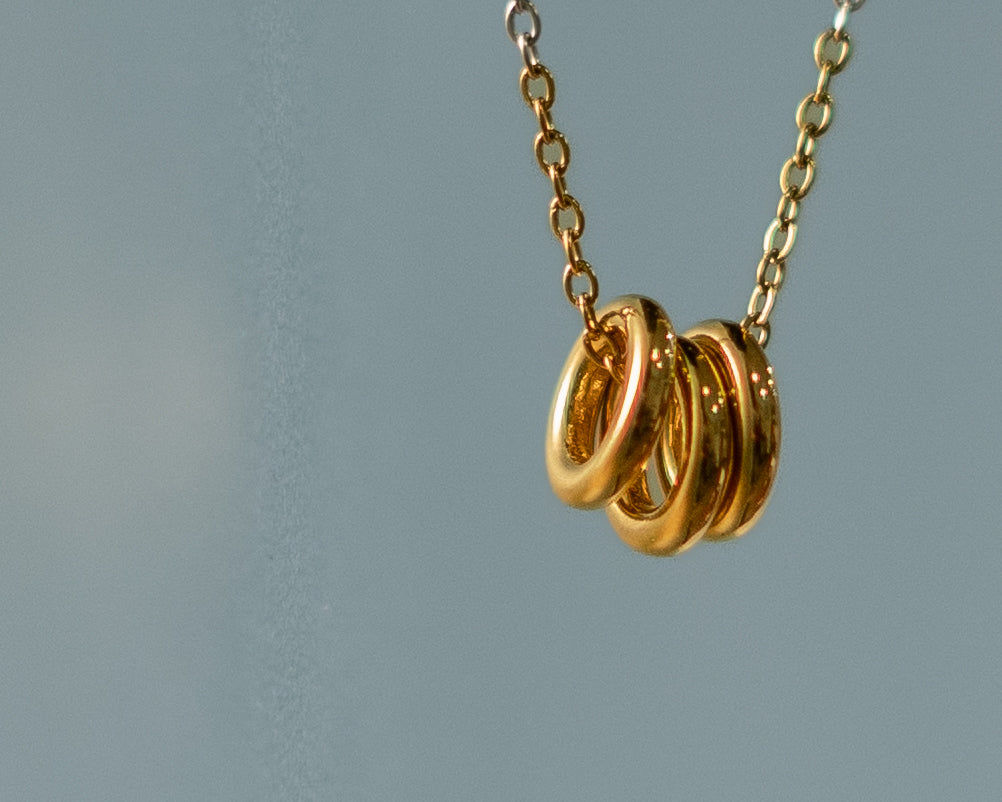 Minimalist Gold Interlocking Circle Pendant Necklace