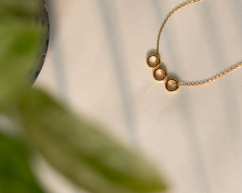 Minimalist Gold Interlocking Circle Pendant Necklace